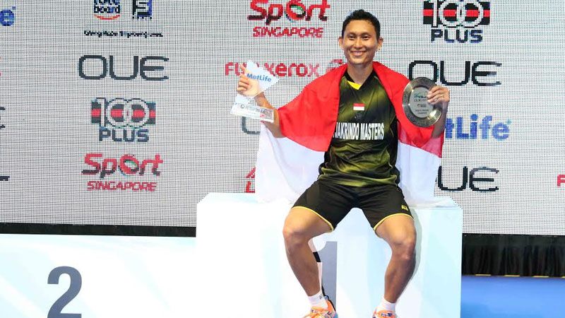 Sony Dwi Kuncoro duduk di atas podium juara Singapura Open 2016. Copyright: © humas pbsi
